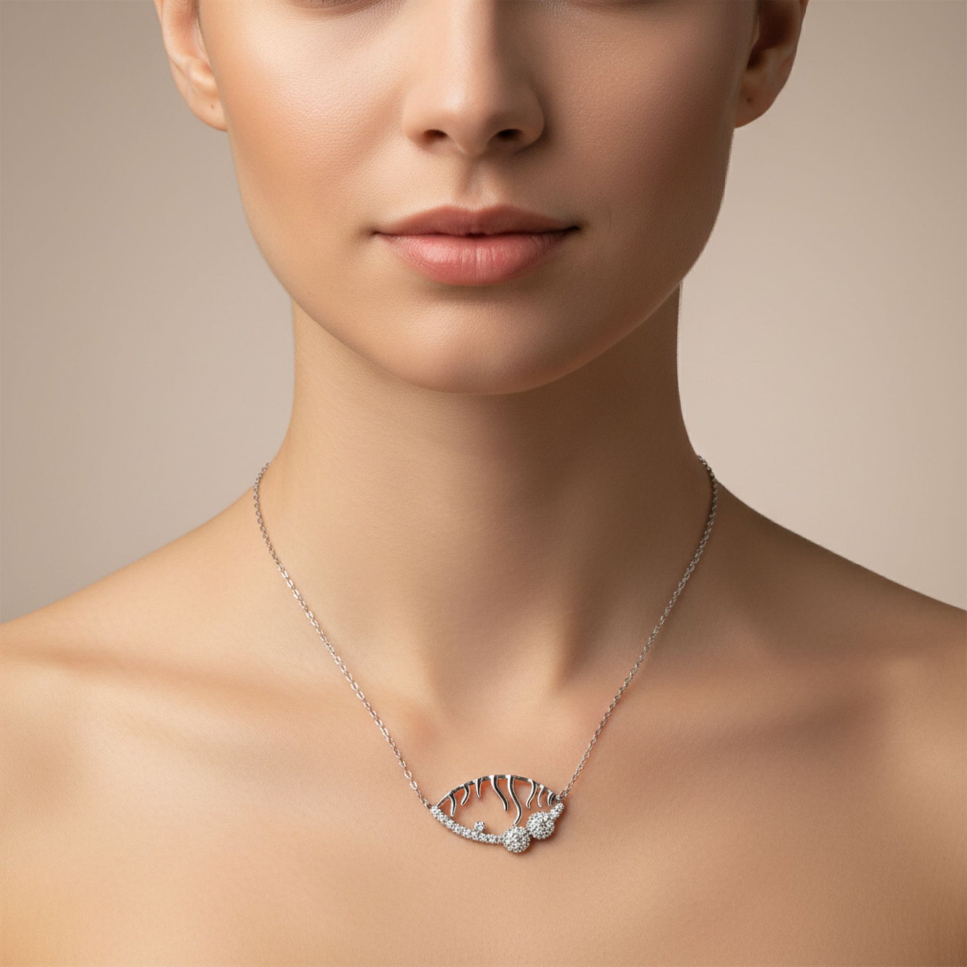 Mujer Luciendo Collar Gargantilla Ojo Oval · Plata 925 Acabado Rodio con Esmalte Negro y Circonitas. Joyeria Osnor