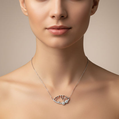 Mujer Luciendo Collar Gargantilla Ojo Oval · Plata 925 Acabado Rodio con Esmalte Negro y Circonitas. Joyeria Osnor