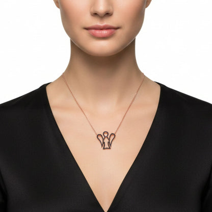 Mujer Luciendo Collar Gargantilla Ángel Plata 925 con Circonitas Negras · Acabado Rosa. Joyeria Osnor
