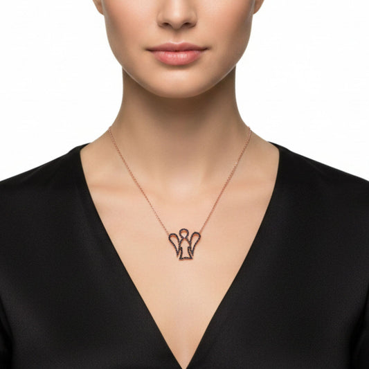 Mujer Luciendo Collar Gargantilla Ángel Plata 925 con Circonitas Negras · Acabado Rosa. Joyeria Osnor