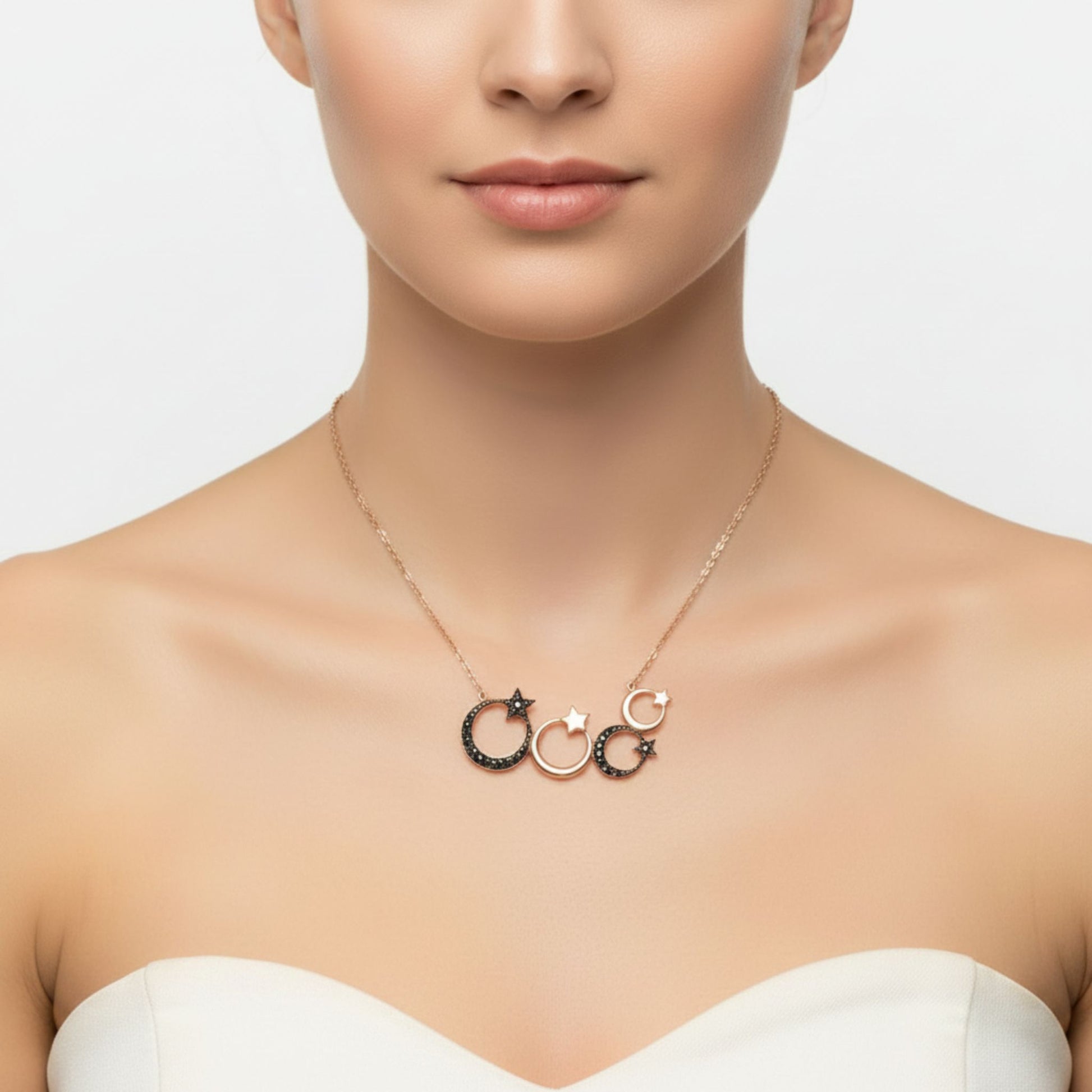 Mujer Luciendo Collar Gargantilla Triple Luna y Estrella Plata con Acabado Oro Rosa y Circonitas Negras. Joyeria Osnor