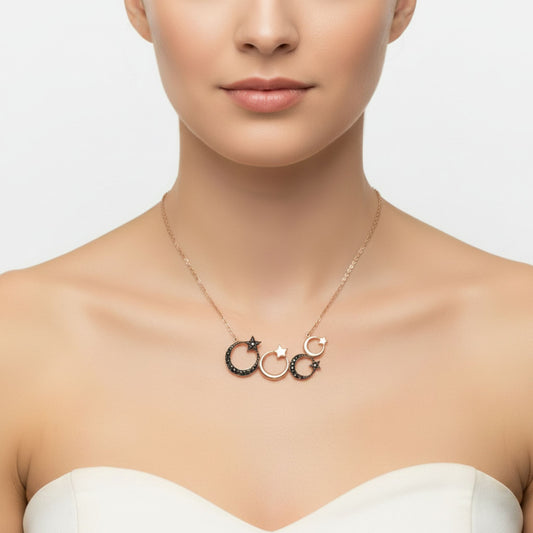 Mujer Luciendo Collar Gargantilla Triple Luna y Estrella Plata con Acabado Oro Rosa y Circonitas Negras. Joyeria Osnor