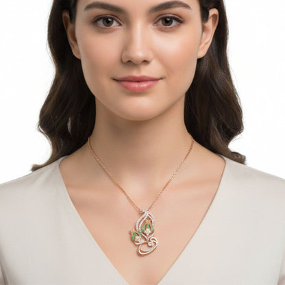 Mujer Luciendo Collar Gargantilla Tulipán Plata 925 Acabado Rosa con Esmalte y Circonitas. Joyeria Osnor