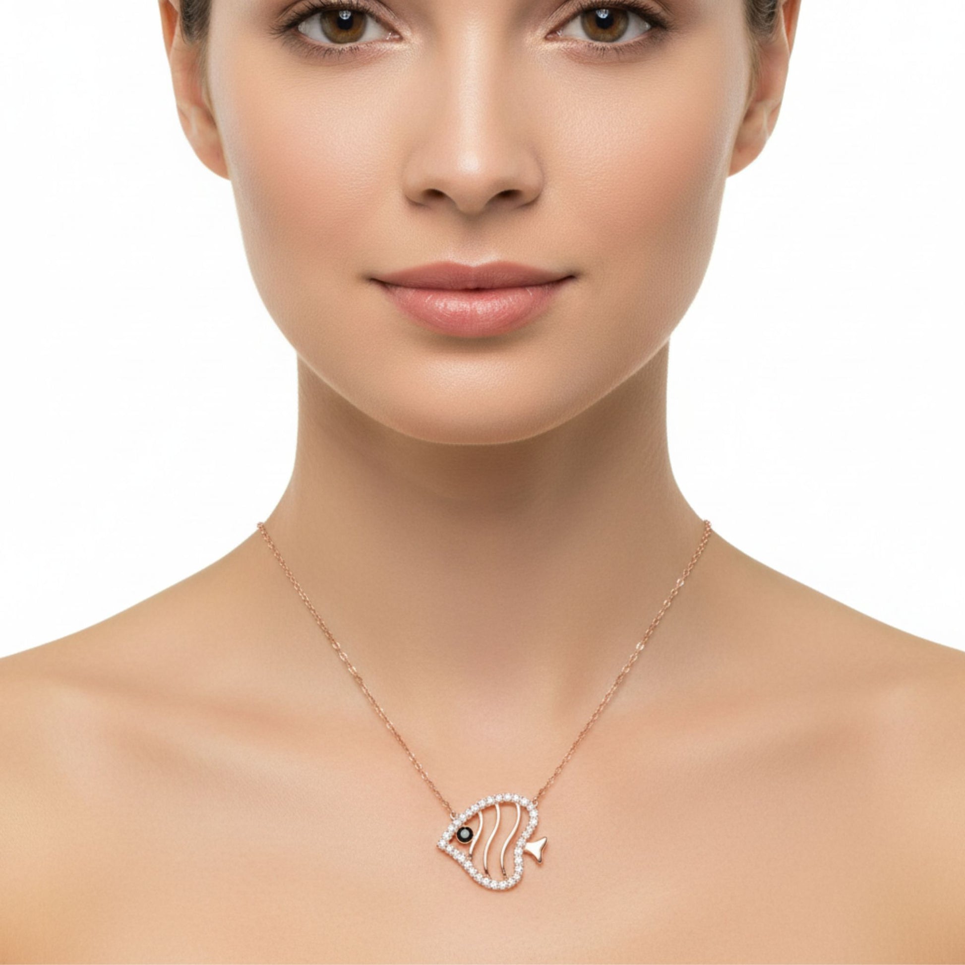 Mujer Luciendo Collar Pez Plata con Acabado Oro Rosa y Circonitas Blancas.Joyeria Osnor