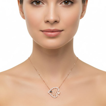 Mujer Luciendo Collar Pez Plata con Acabado Oro Rosa y Circonitas Blancas.Joyeria Osnor