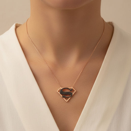 Mujer Luciendo Collar Gargantilla Superman · Plata 925 Baño Oro Rosa con Circonitas Negras. Joyeria Osnor