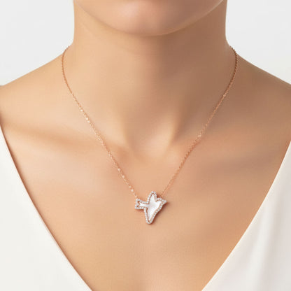 Mujer Luciendo Collar Gargantilla Colgante Ave Nácar Circonitas | Plata Baño Oro Rosa