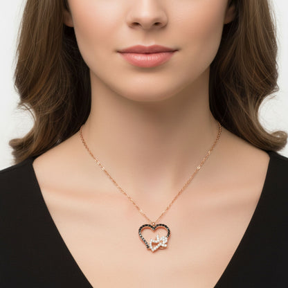 Mujer Luciendo Collar Gargantilla Corazón con Mariposa Plata con Acabado Oro Rosa y Circonitas.Joyeria Osnor