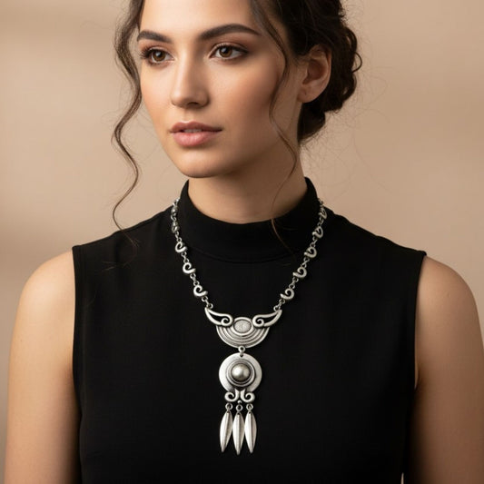 chica luciendo collar de zamak exclusivo jooyeria osnor 