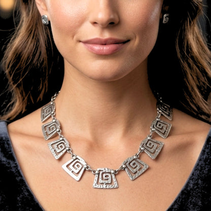 chica luciendo collar tipo gargantilla diseño exclusivo joyeria osnor zamak