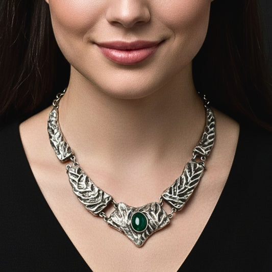 chica luciendo collar tipo gargantilla corto zamak joyeria osnor zamak