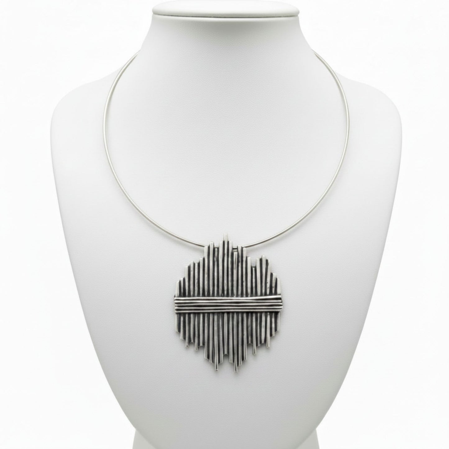 Collar gargantilla de zamak plateado unisex con colgante de tubos geométricos - Joyería statement moderna - Joyería Osnor- hipoalergénico.
