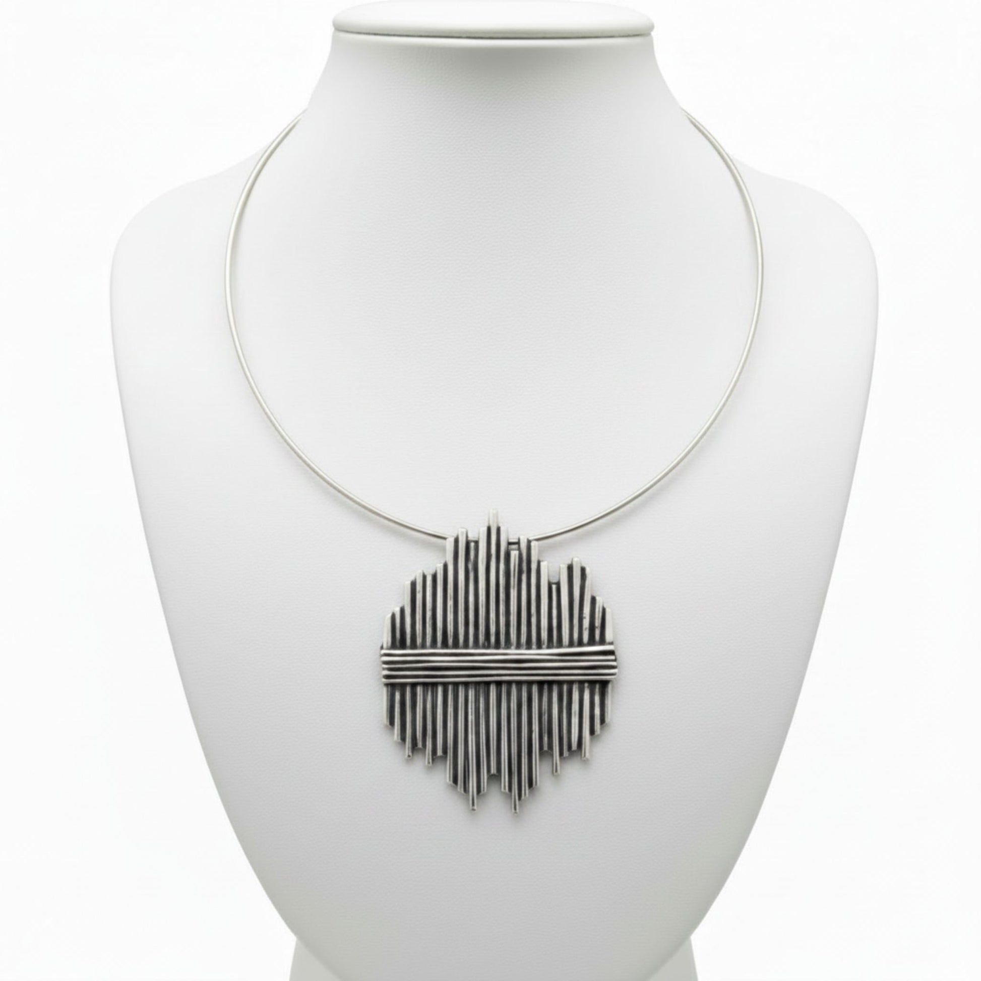 Collar gargantilla de zamak plateado unisex con colgante de tubos geométricos - Joyería statement moderna - Joyería Osnor- hipoalergénico.