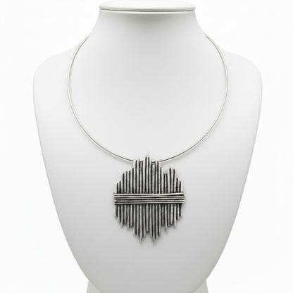 Collar gargantilla de zamak plateado unisex con colgante de tubos geométricos - Joyería statement moderna - Joyería Osnor- hipoalergénico.