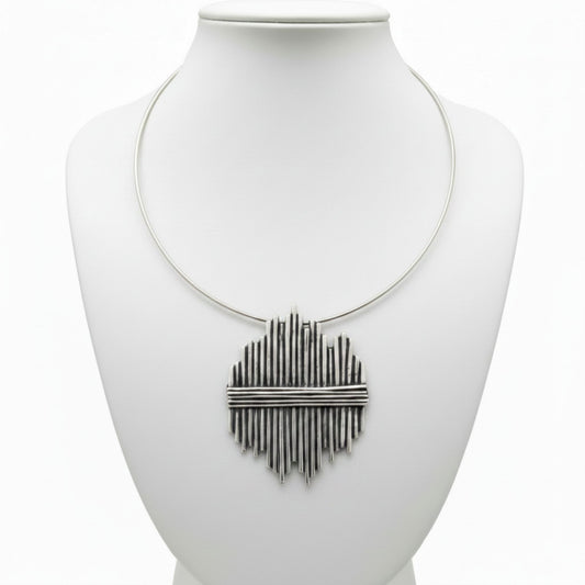 Collar gargantilla de zamak plateado unisex con colgante de tubos geométricos - Joyería statement moderna - Joyería Osnor- hipoalergénico.