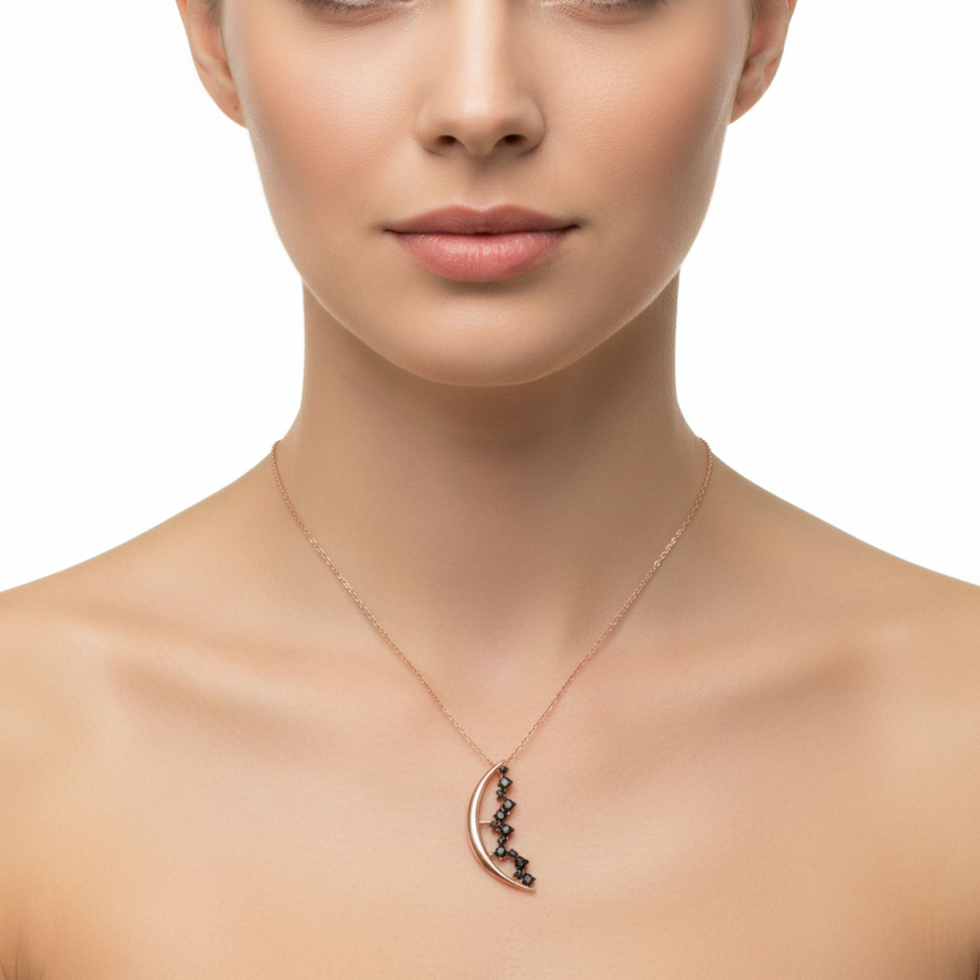 Mujer Luciendo Collar Gargantilla Media Luna Plata con Acabado Oro Rosa y Circonitas Negras. Joyeria Osnor