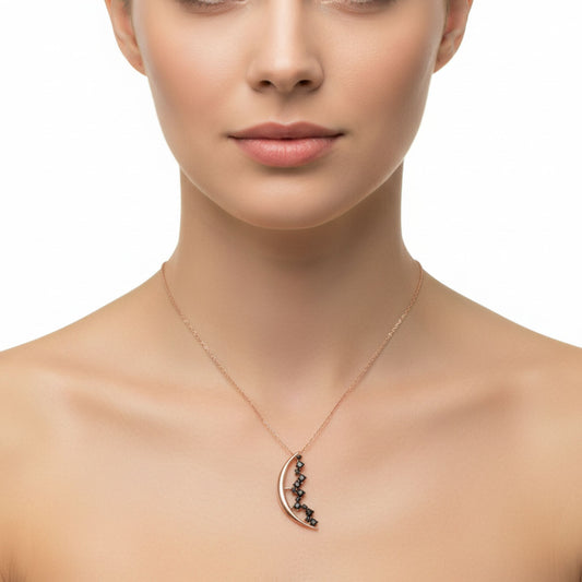 Mujer Luciendo Collar Gargantilla Media Luna Plata con Acabado Oro Rosa y Circonitas Negras. Joyeria Osnor