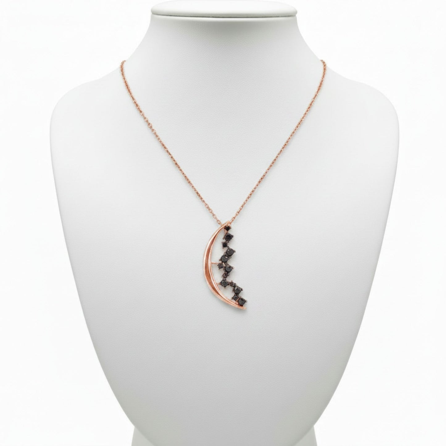 Collar Media Luna Plata con Acabado Oro Rosa y Circonitas Negras. Joyeria Osnor