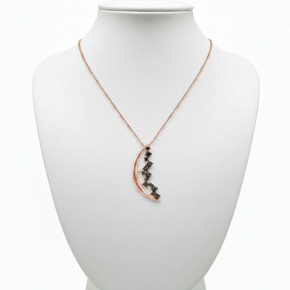 Collar Media Luna Plata con Acabado Oro Rosa y Circonitas Negras. Joyeria Osnor