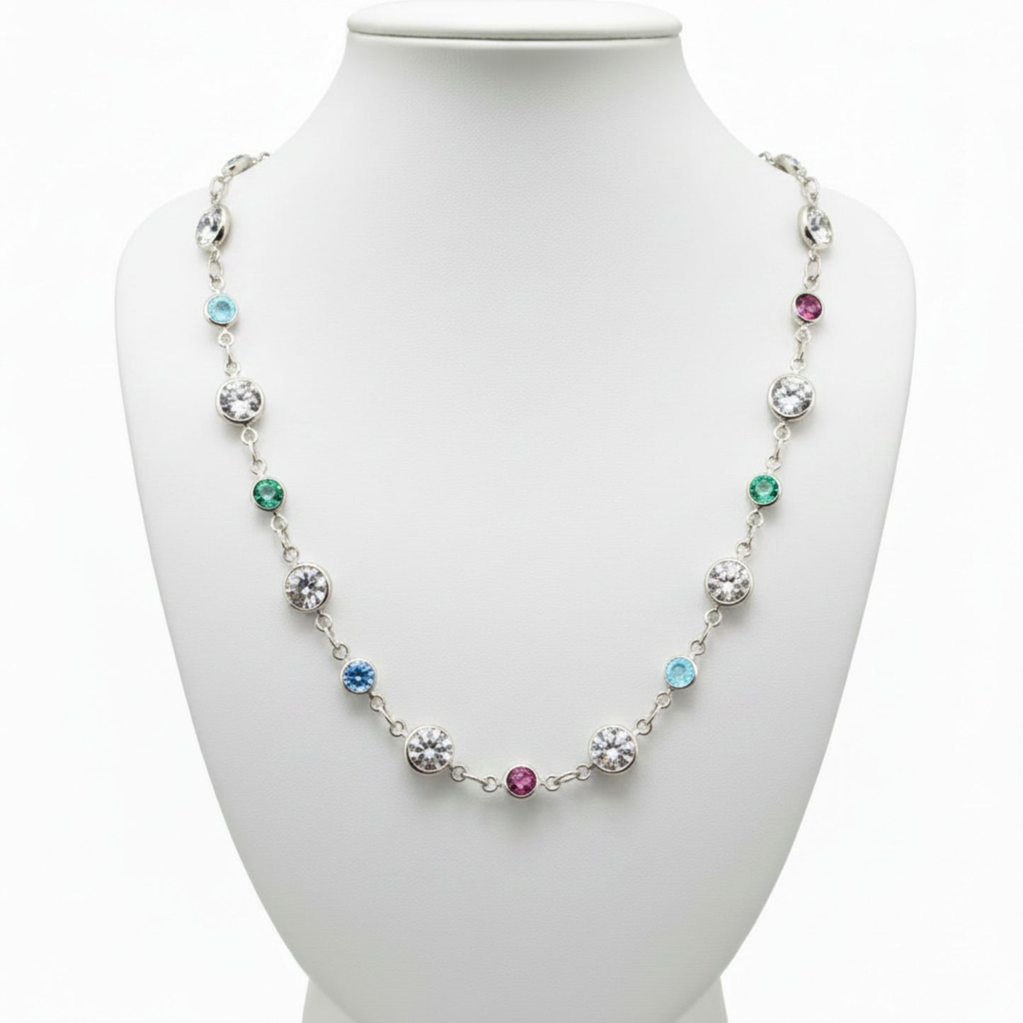 Collar gemas multicolor fondo blanco gargantilla diseño acero plateado.Joyeria Osnor