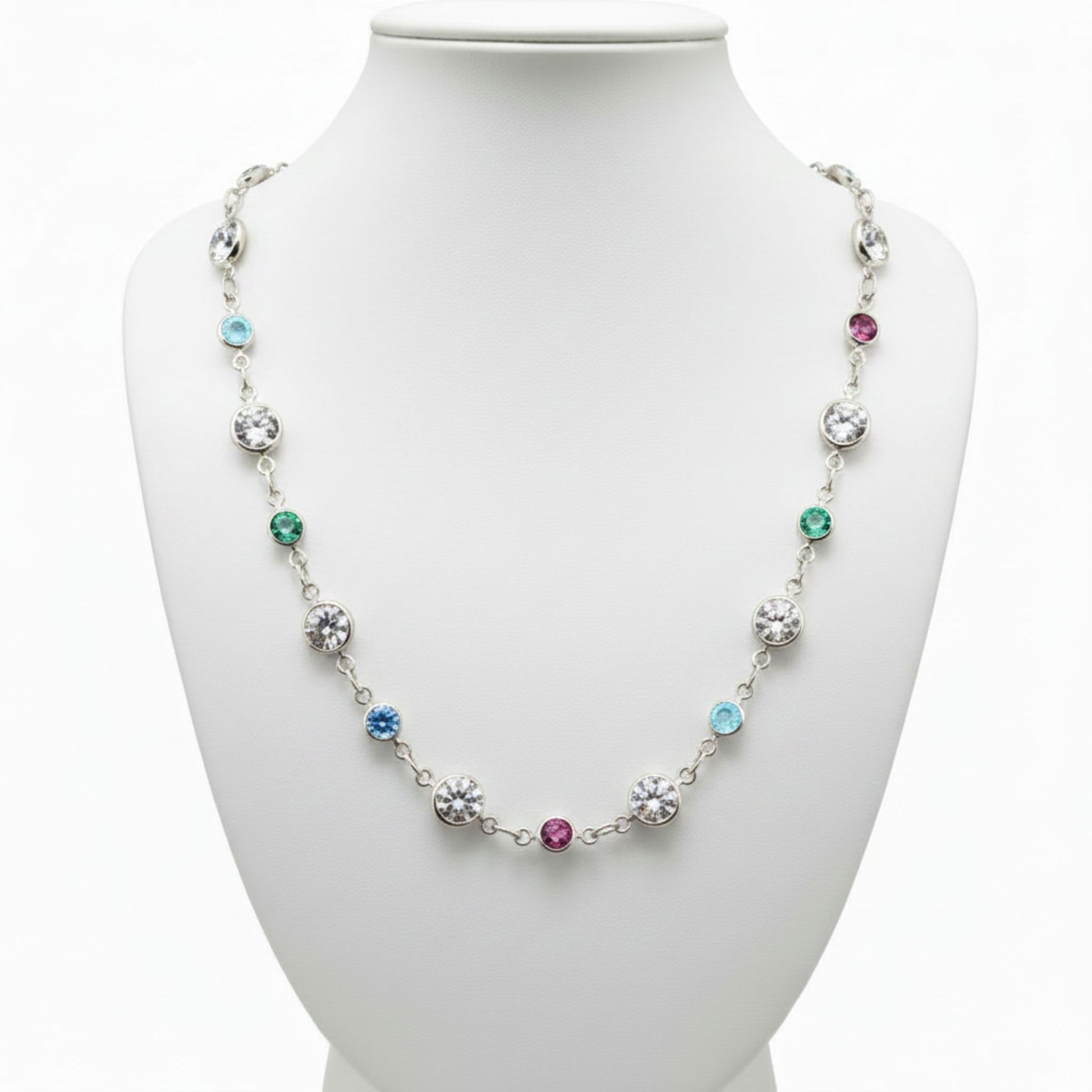 Collar gemas multicolor fondo blanco gargantilla diseño acero plateado.Joyeria Osnor