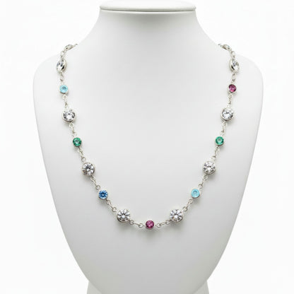 Collar gemas multicolor fondo blanco gargantilla diseño acero plateado.Joyeria Osnor