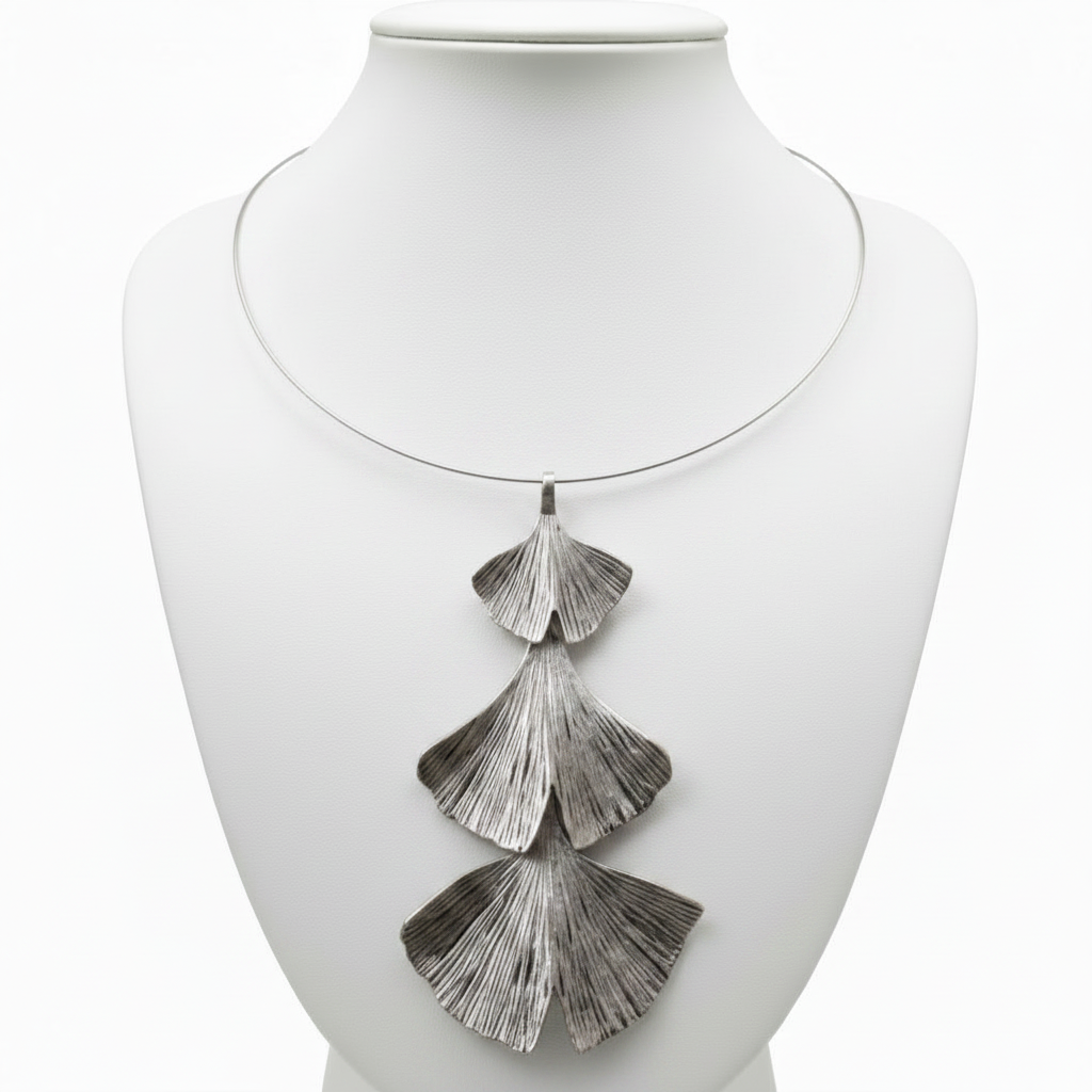 Collar ginkgo en expositor blanco