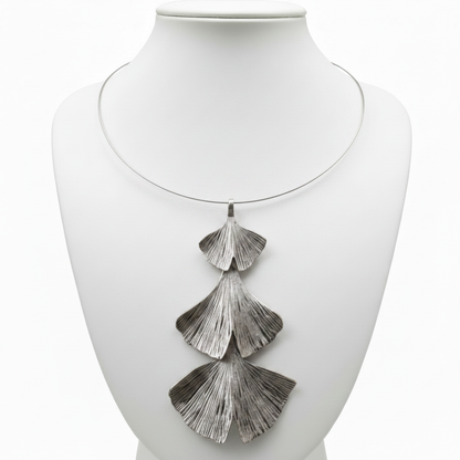 Collar ginkgo en expositor blanco