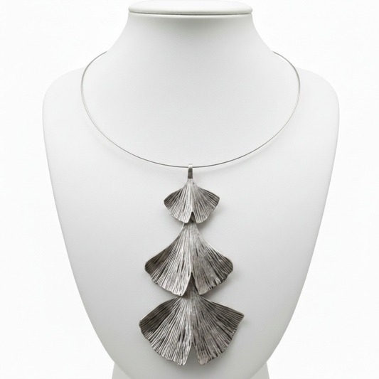 Collar ginkgo en expositor blanco