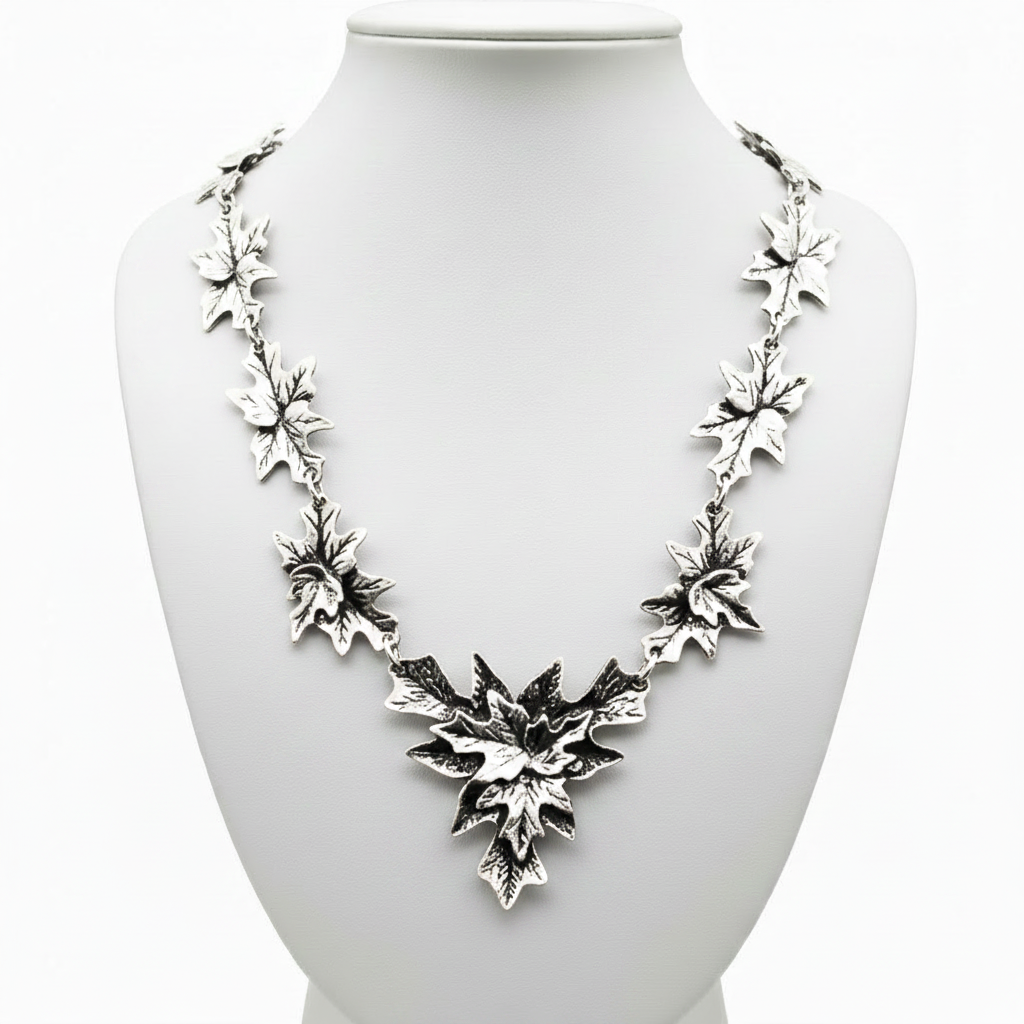Collar hojas plata en expositor blanco