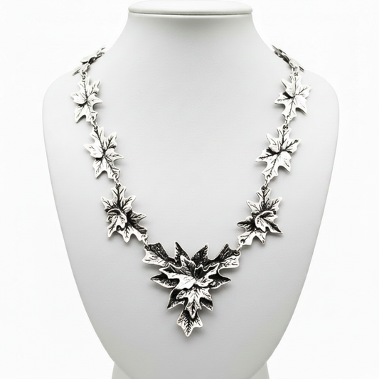 Collar hojas plata en expositor blanco