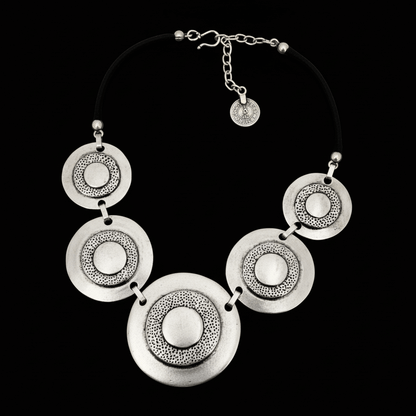 Collar unisex de zamak con medallones circulares de diseño concéntrico 