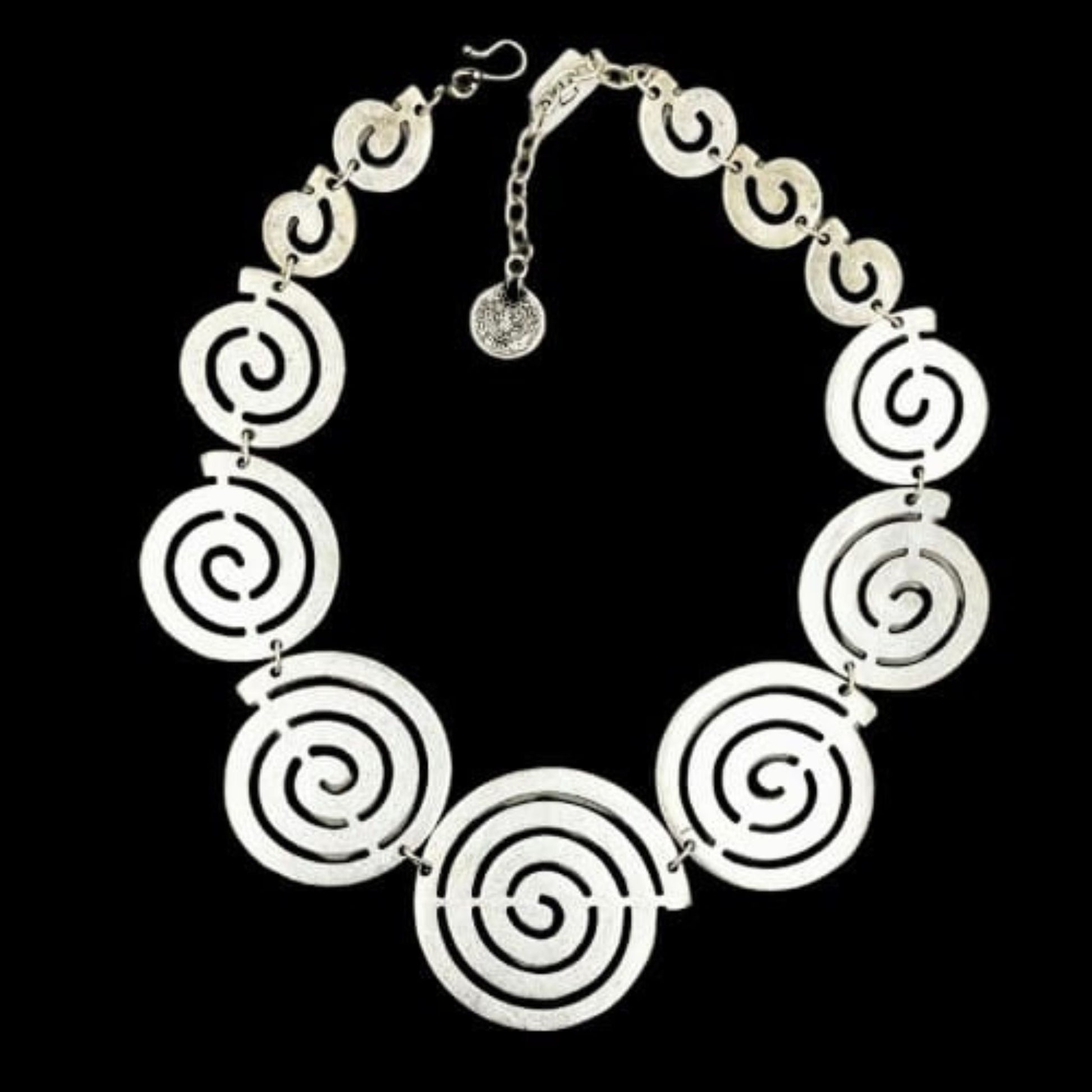 Collar de zamak con medallones circulares de diseño espiral unisex