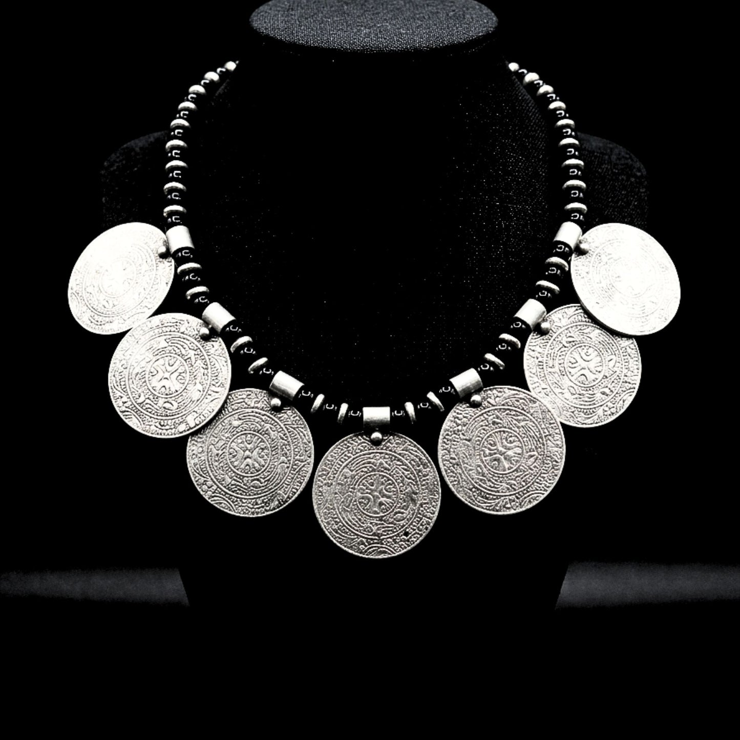 Collar étnico de zamak plateado con siete medallones circulares grabados sobre cadena. Joyeria osnor zamak