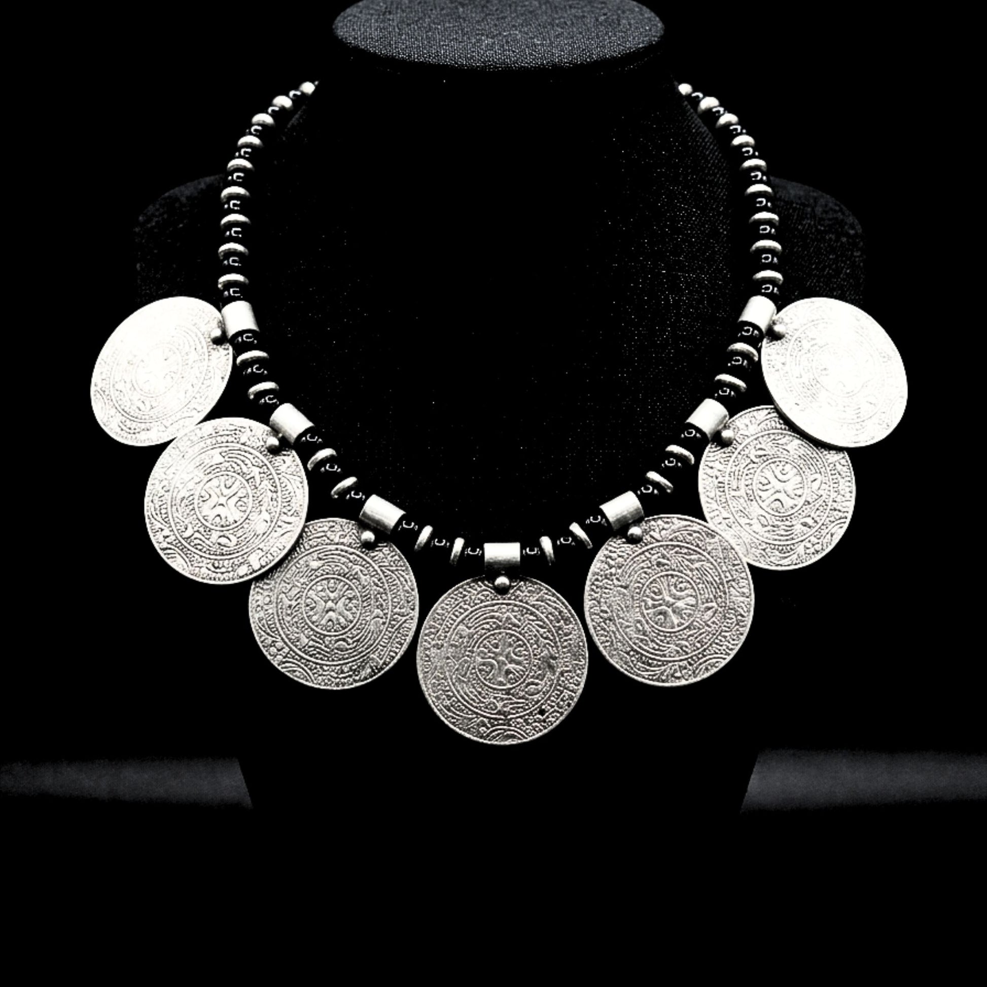Collar étnico de zamak plateado con siete medallones circulares grabados sobre cadena. Joyeria osnor zamak
