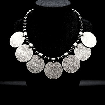 Collar étnico de zamak plateado con siete medallones circulares grabados sobre cadena. Joyeria osnor zamak