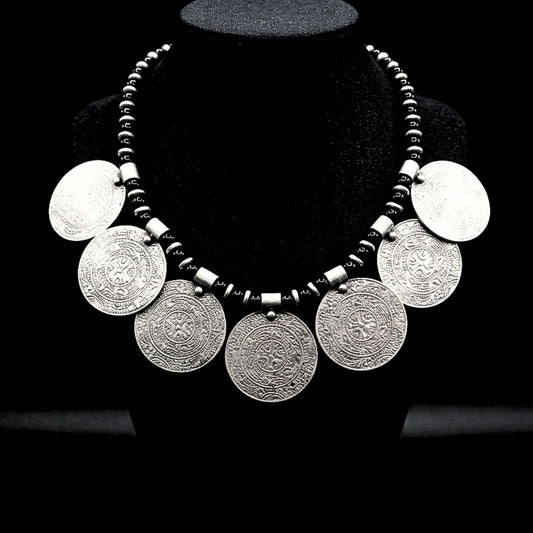 Collar étnico de zamak plateado con siete medallones circulares grabados sobre cadena. Joyeria osnor zamak