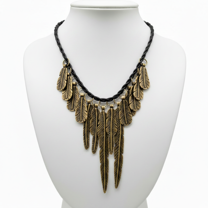 Collar plumas bronce en expositor blanco
