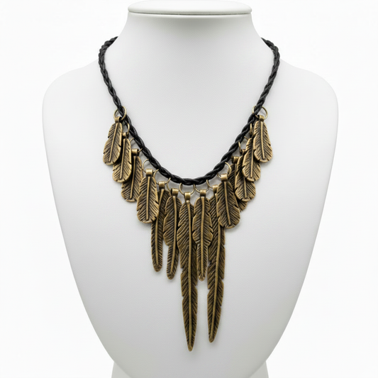 Collar plumas bronce en expositor blanco