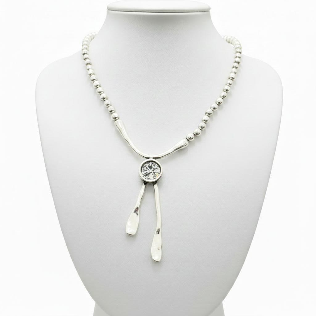 Collar sobre expositor blanco