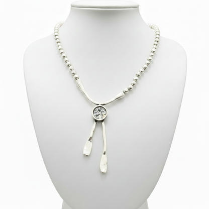 Collar sobre expositor blanco