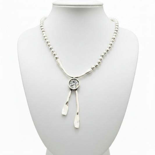 Collar sobre expositor blanco