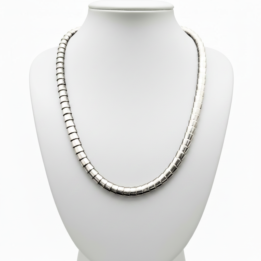 Collar sobre expositor blanco