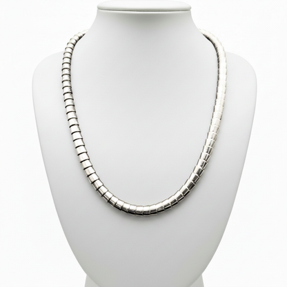 Collar sobre expositor blanco