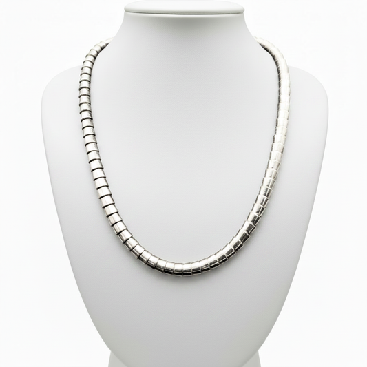 Collar sobre expositor blanco
