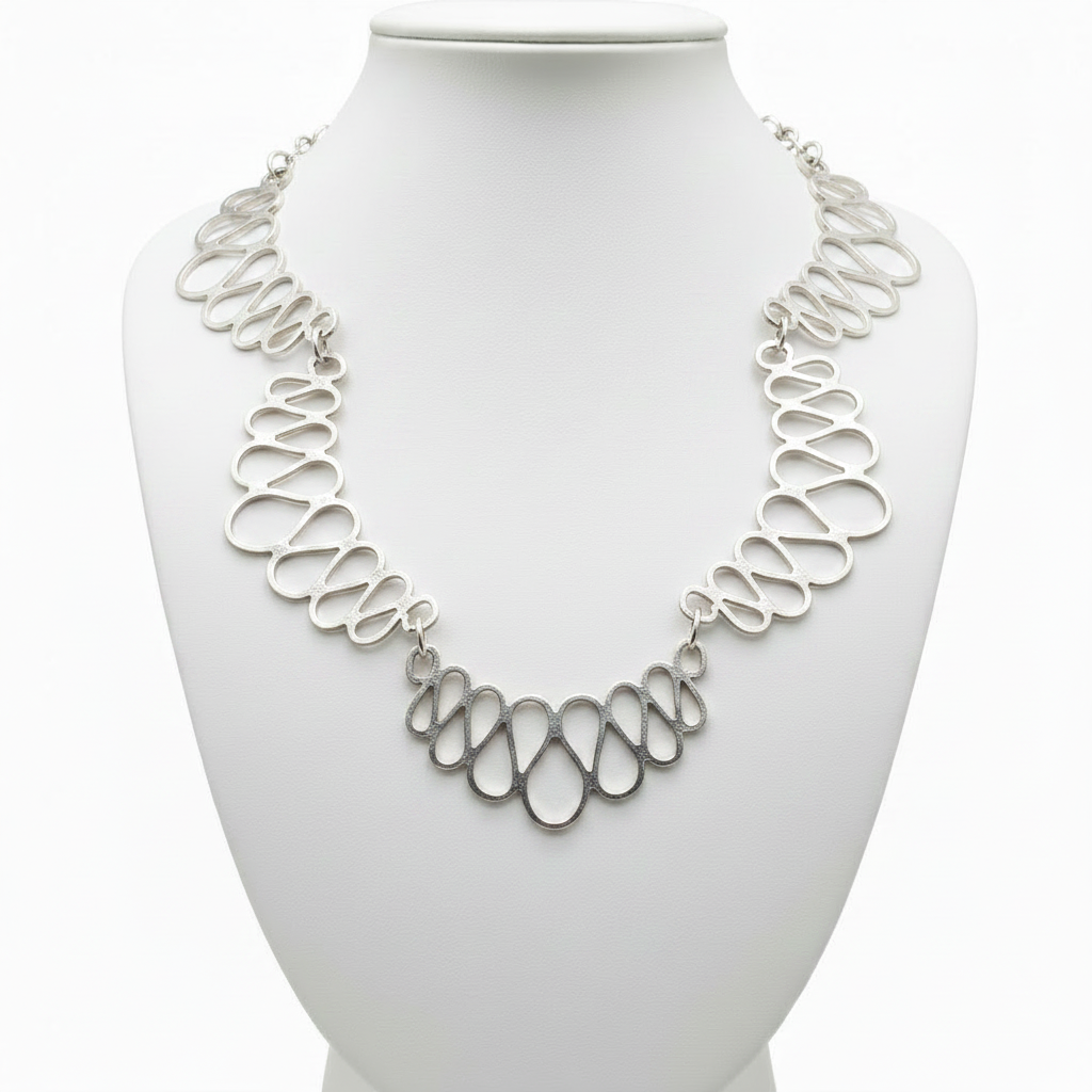 Collar sobre expositor blanco