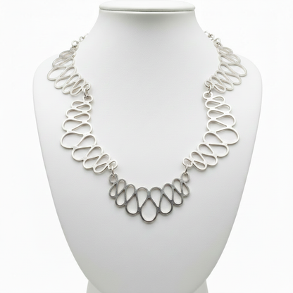 Collar sobre expositor blanco