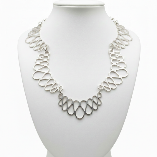 Collar sobre expositor blanco