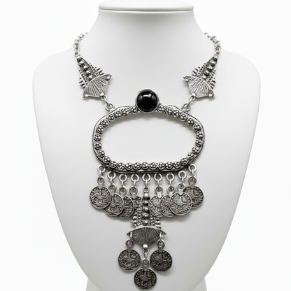 Collar sobre expositor blanco