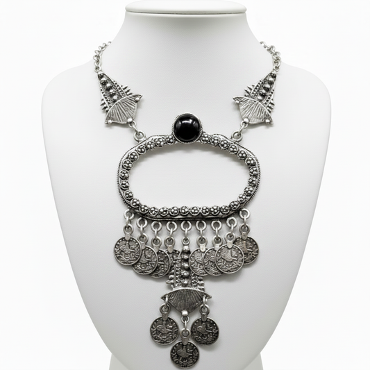 Collar sobre expositor blanco